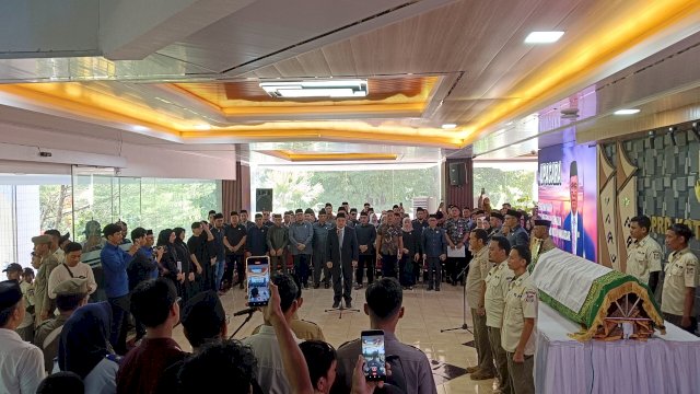 Suasana pelepasan jenazah Anggota DPRD Makassar, Ruslan Mahmud, Minggu (20/4). Sinta/HN
