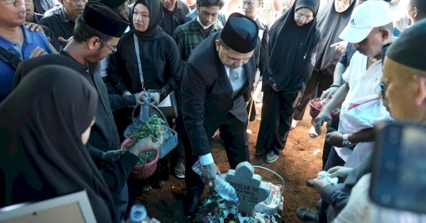 Appi Tak Kuasa Menahan Kesedihan Melepas Jenazah Almarhum Ruslan Mahmud