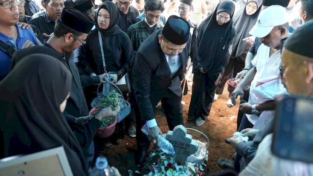 Wali Kota Makassar Munafri "Appi" Arifuddin melepas jenazah Almarhum Ruslan Mahmud, Minggu (20/4). Hms