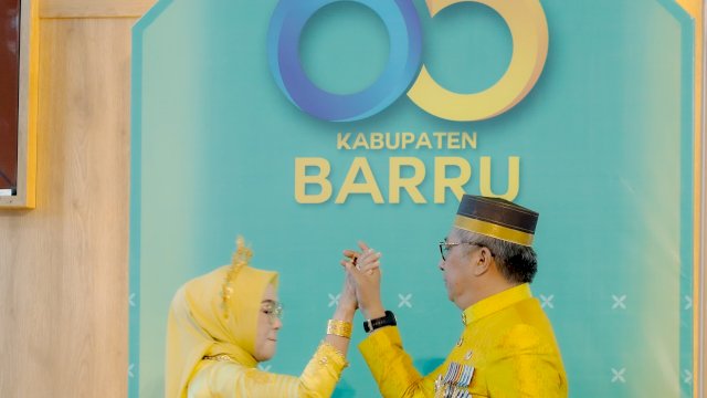 Bupati dan Wakil Bupati Barru pada puncah HUT Barru ke 65, kompak berbalut khas berwarna kuning, Minggu (20/4). Hms