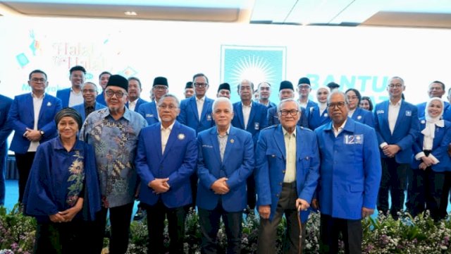 Ketua Umum PAN Zulkifli Hasan bersama pengurus baru DPP PAN periode 2024-2029 dalam acara Halal Bihalal di Rumah PAN, Jakarta Selatan, Minggu (20/4/2025) ||handover 
