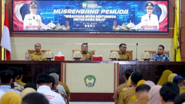 Wakil Bupati Gowa, Darmawangsyah Muin, membuka Musrenbang Pemuda 2025 di Baruga Karaeng Galesong, didampingi Sekda dan tokoh pemuda Gowa ||handover_humaspemkabgowa