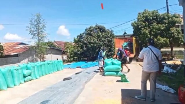 Petani Kelompok Tani Sinar Jaya Desa Maero bersama tim GPMJ saat serah terima jagung ke Bulog Bulukumba dengan senyum penuh syukur. ||handover 