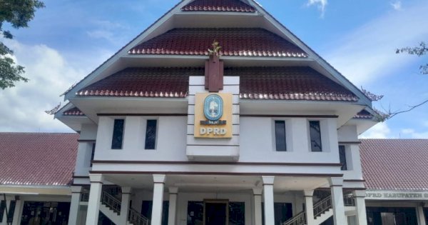 Bolos di Hari Aspirasi, DPRD Sinjai Disorot Warga: “Untuk Apa Dipilih?”