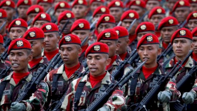 Pasukan Kopassus sedang berbariss gagah, merah putih di dada, semangat membara ||Wikipedia