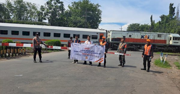 Cegah Kecelakaan di Perlintasan Sebidang, KAI Kolaborasi Dengan TNI, POLRI dan Railfans Gencar Lakukan Sosialisasi