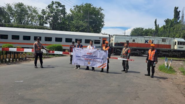 Cegah Kecelakaan di Perlintasan Sebidang, KAI Kolaborasi Dengan TNI, POLRI dan Railfans Gencar Lakukan Sosialisasi
