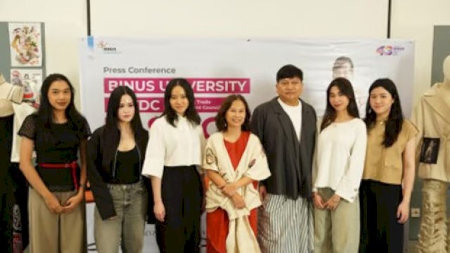 Reinterpretasi Budaya Indonesia di Hong Kong oleh Tim Desainer Muda Fashion Program BINUS University