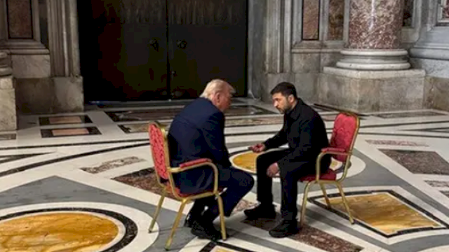  Presiden Ukraina Volodymyr Zelenskyy (kanan) dan mantan Presiden AS Donald Trump tampak berbincang di sela menghadiri pemakaman Paus Fransiskus di Vatikan, Sabtu (26/4/2025). Foto: dok. Kantor Pers Kepresidenan Ukraina via AP