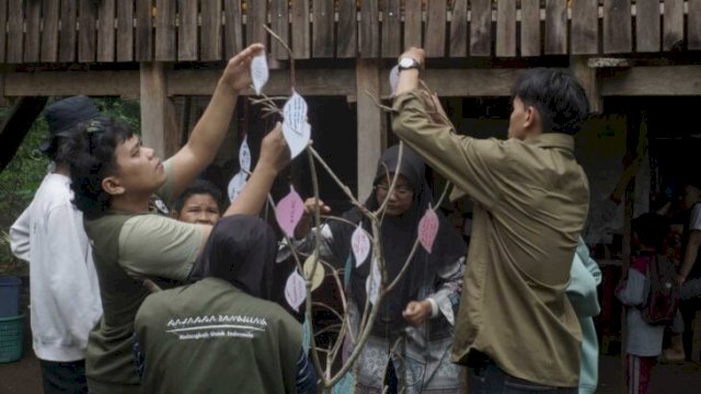 Relawan Teaching Day sedang mengajar dengan alat peraga sederhana ||doc_komunitaspajappabangkeng