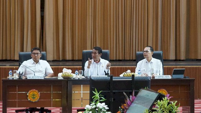Rapat evaluasi Luas Tambah Tanam (LTT), optimasi lahan (oplah), serta program cetak sawah rakyat (CSR) dan padi gogo di Jakarta, Rabu (9/4/2025). Foto: dok
