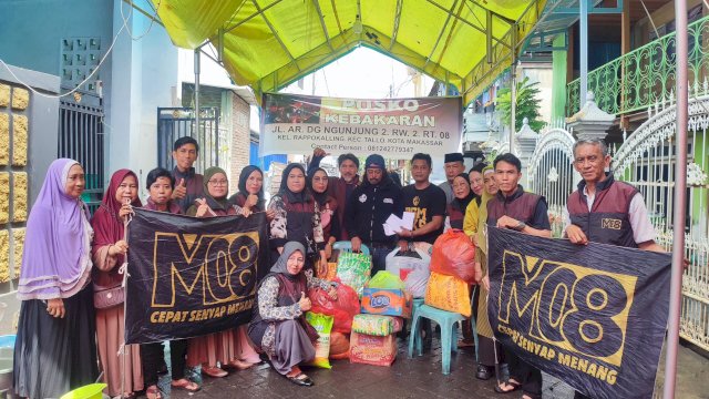 Relawan M08 menyalurkan bantuan pada korban kebakaran di Jalan AR Dg Ngunjung. Foto: dok