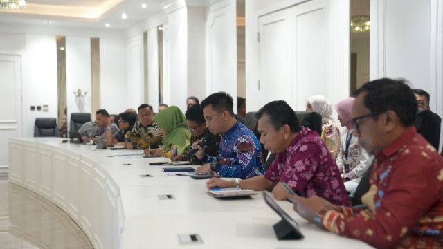 Kepala Dinas Penanaman Modal dan PTSP Kota Makassar, Helmy Budiman (Batik Biru). Foto: HN/Sinta