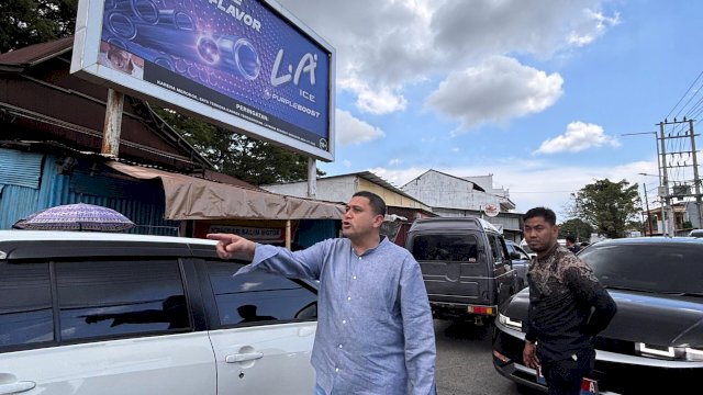 Wali Kota Makassar Munafri Arifuddin atau Appi saat semprot pengendara yang melanggar arus di Jl dr Leimena. Foto: HN/Sinta