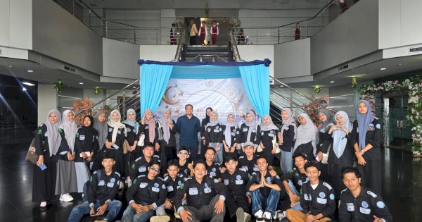 Kunjungi Fajar Grup, Mahasiswa KPI UIN Praktik Langsung Broadcasting di Fajar FM