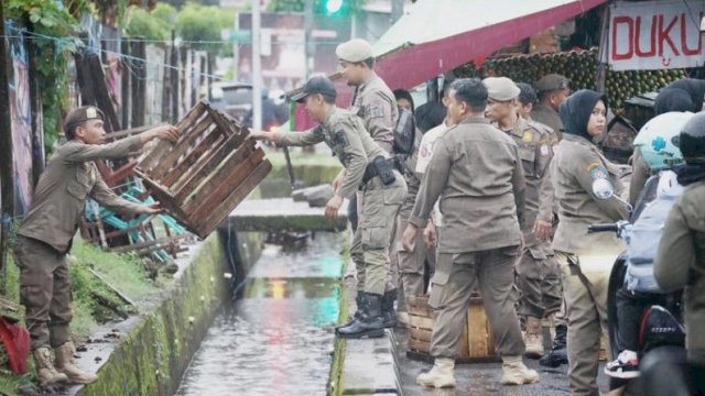 Razia pedagang kaki lima (PKL) oleh Satpol PP Makassar. Foto: dok