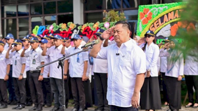 Plt Dirut PDAM Makassar, Hamzah Ahmad memimpin apel perdanya, Rabu (23/4). Ist