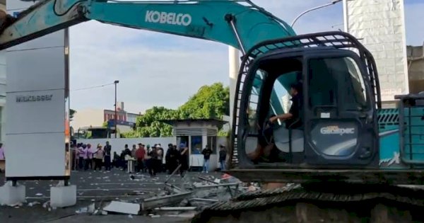 Terkini, Eksekusi Lahan Mazda Ricuh: Massa Blokade Jalan AP Pettarani sejak Dini Hari