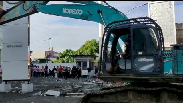 Massa memblokade jalan AP Pettarani dalam proses eksekusi lahan. Foto: HN/Sinta