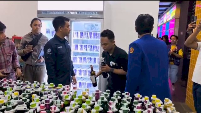 Petugas mengamankan 46 botol minol Helen&rsquo;s Night Mart. Foto: dok