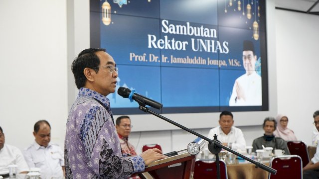 Suasana Halal Bihalal FT Unhas, nampak yang memberikan sambutan adalah Prof Jamaluddin Jompa selaku Rektor Unhas. Foto: dok
