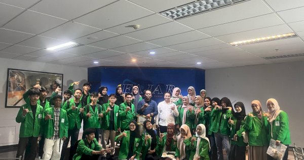 Kunjungi Harian Fajar, Mahasiswa KPI UIN Lihat Langsung Proses Pembuatan Berita