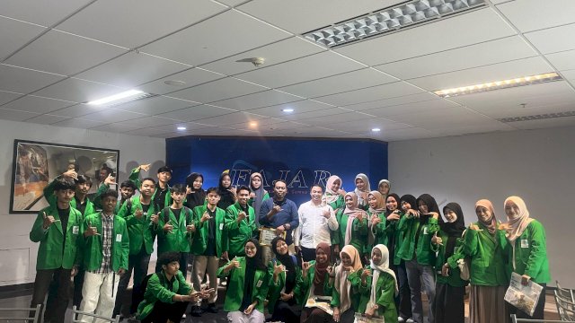 Foto bersama mahasiswa KPI UIN Alauddin saat berkunjung ke Harian Fajar. Foto: dok