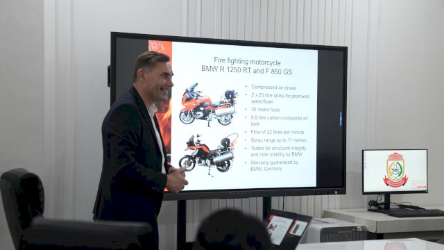 Pimpinan Fireexpress, Hendrik Naaby, saat menjelaskan Motor Pemadam kepada Wali Kota Makassar, Munafri Arifuddin. Foto: HN/Sinta