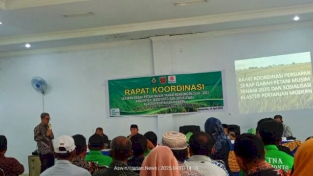 Bupati Jeneponto Paris Yasir memimpin rapat koordinasi serapan gabah bersama Forkopimda, Bulog, dan perwakilan petani di Kantor Dinas Pertanian Jeneponto, 10 April 2025.||@aswin_hariannews