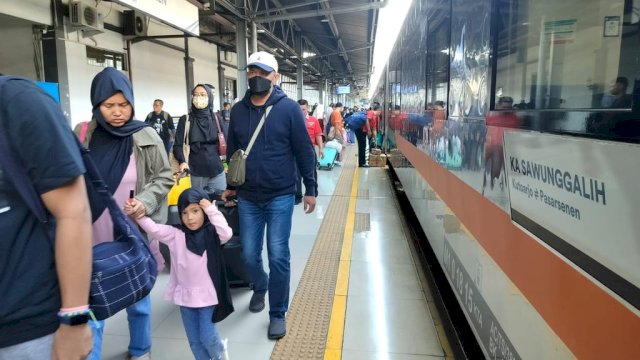 KAI Catat Layani 4,32 Juta Pelanggan KA JJ dan Lokal Selama Angkutan Lebaran 2025
