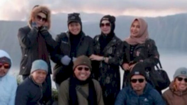 8 Anggota DPRD Sinjai berpose di kawasan wisata Gunung Bromo saat kunjungan kerja ke Malang, menuai sorotan publik ||handover 