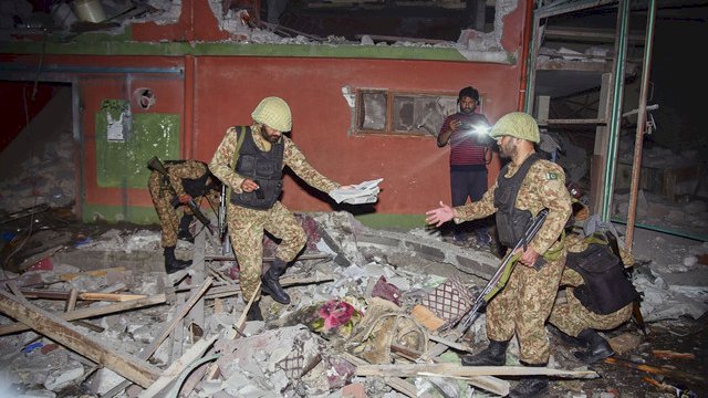 Pasukan tentara memeriksa bangunan yang rusak akibat dugaan serangan rudal India di dekat Muzaffarabad, ibu kota Kashmir yang dikuasai Pakistan, Rabu (7/5/2025). Foto: ist/dok AP