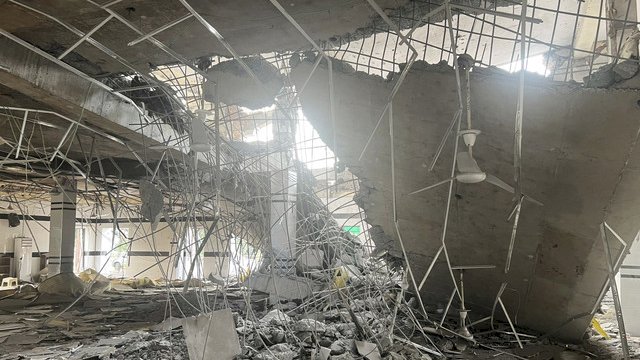 Suasana masjid yang rusak akibat dihantam serangan India di Muridke, Pakistan. Foto: ist/reuters