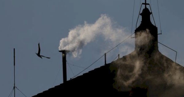 Asap Putih Tandai Terpilihnya Robert Prevost sebagai Paus Leo XIV