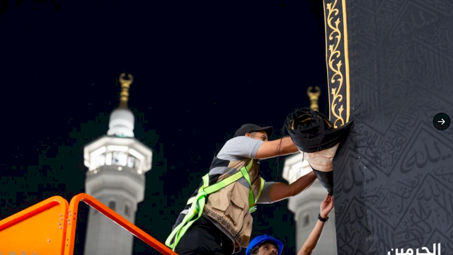 Penggulungan kiswah dan pemasangan kain putih pada 14 Mei 2025 sebagai simbol dimulainya musim haji. Foto: dok. AlharamainSA