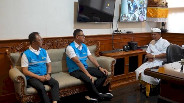 Direktur Utama PLN, Darmawan Prasodjo (kedua dari kanan), didampingi Direktur Distribusi PLN, Adi Priyanto (kiri) mengunjungi RSUP Prof. dr. I.G.N.G. Ngoerah, Denpasar, pada Sabtu (3/5) untuk memastikan layanan kesehatan berjalan normal pasca gangguan kelistrikan di Bali dan menyampaikan permohonan maaf secara langsung kepada Direktur Utama RSUP Prof. dr. I.G.N.G. Ngoerah, dr. I Wayan Sudana, M.Kes (kanan) atas ketidaknyamanan yang ditimbulkan. (Foto: PLN)