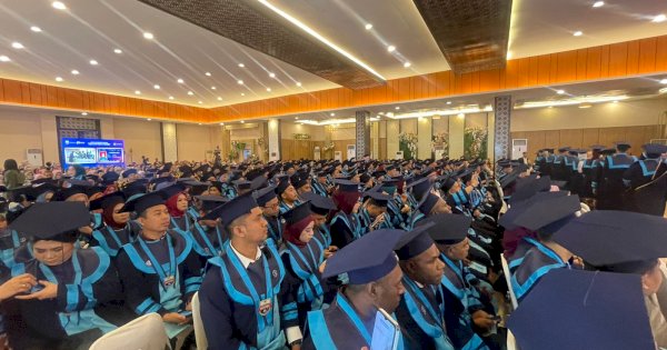 Rektor Unibos Ingatkan 593 Wisudawan Jadi Pemimpin Inspiratif dan Solutif