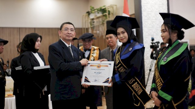 Musdalifah (kanan), Mahasiswa Terbaik Universitas Bosowa. (Foto: dok Unibos)