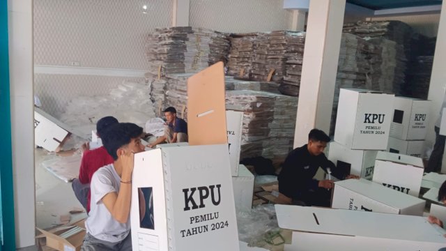 Petugas saat melakukan sortir logistik jelang PSU Pilkada Palopo.