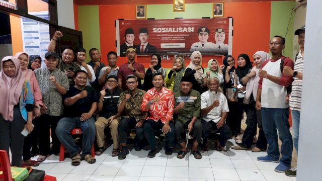 Kebersamaan tokoh masyarakat bersama Lurah Paropo usai pelaksanaan pemilihan pengurus koperasi, Kamis (22/5) malam. 