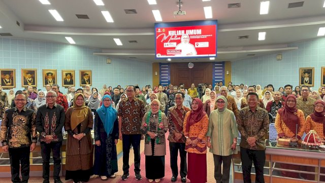 Foto berama civitas akademika Unhas, Pimpinan kampus dan mahasiswa bersama Menteri Pemberdayaan Perempuan dan Perlindungan Anak (PPPA) Republik Indonesia, Arifatul Choiriyah Fauzi. (Foto: Gita/HN)