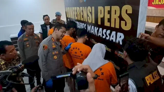 Enam terduga pelaku joki UTBK-SNBT yang beroperasi di Unhas saat dihadirkan pada konferensi Polrestabes Makassar. (Foto:.istimewa)