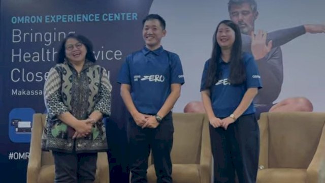 Anggota Dewan InaSH, Dr. Rarsari Soerarso Pratikto, Sp.JP(K), FIHA (kiri) saat menghadiri press conference OMRON di Hotel Claro Makassar. (Foto: Instagram OMRON)