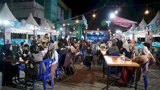 Suasana pengunjung yang tengah menikmati ragam kuliner di Elec Food Fest 2025. (Foto: PLN)