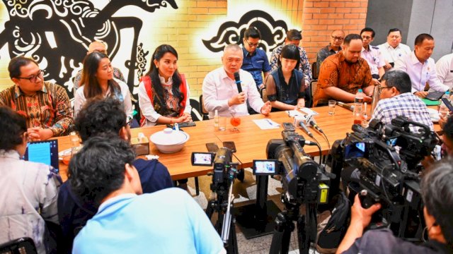 Menteri Perhubungan Dudy Purwagandhi, perwakilan aplikator transportasi online, dan insan media. (Foto: ist)