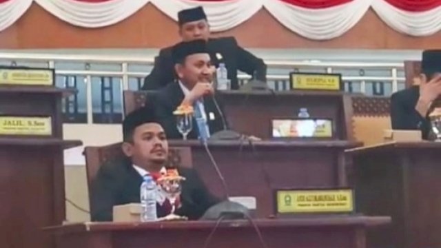 Arifudin, fraksi PAN DPRD Sinjai ( baris kedua, pegang mic) ||handover 