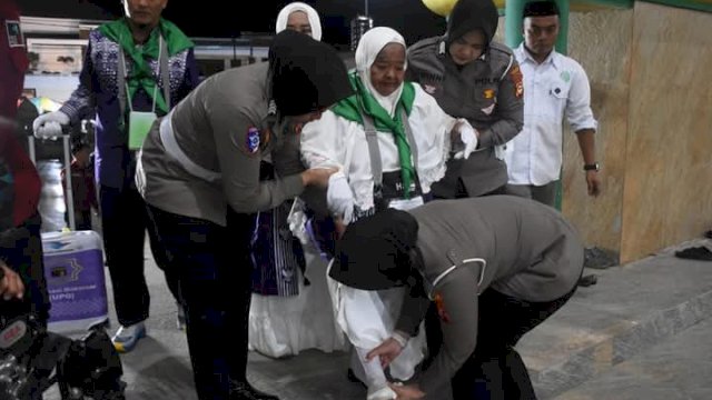Suasana haru dan khidmat menyelimuti halaman Masjid Agung Bulukumba, Sulawesi Selatan didampingi aparat kepolisian setempat.