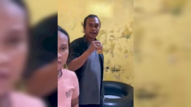 Pria berinisial MA, yang mengaku sebagai wartawan, tampak memperlihatkan kartu pers saat memeriksa kamar di sebuah wisma di Jl. Pisang, Kota Bulukumba. Aksi MA yang membawa senjata tajam dan mengaku sebagai petugas pendataan sempat membuat resah penghuni wisma sebelum akhirnya diamankan oleh pihak kepolisian ||tangkaplayar_vidioamatir