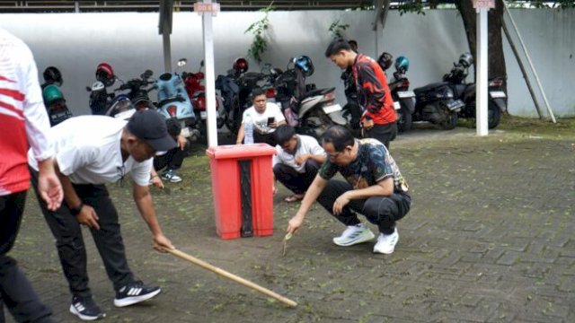 Sekretaris DPRD Gowa, A. Idil Hafid, memimpin langsung kerja bakti massal di halaman kantor DPRD Gowa, Rabu (9/4/2025), dalam rangka mendukung program Gowa Annangkasi ||humasdprd