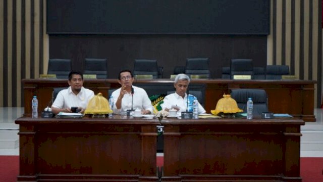 Ketua Pansus LKPJ DPRD Gowa, Abdul Razak Dg Lewa, memimpin rapat lanjutan di Gedung DPRD Gowa terkait LKPJ Bupati 2024 yang diwarnai ketidakhadiran dua pelaku usaha kuliner besar ||handover 
